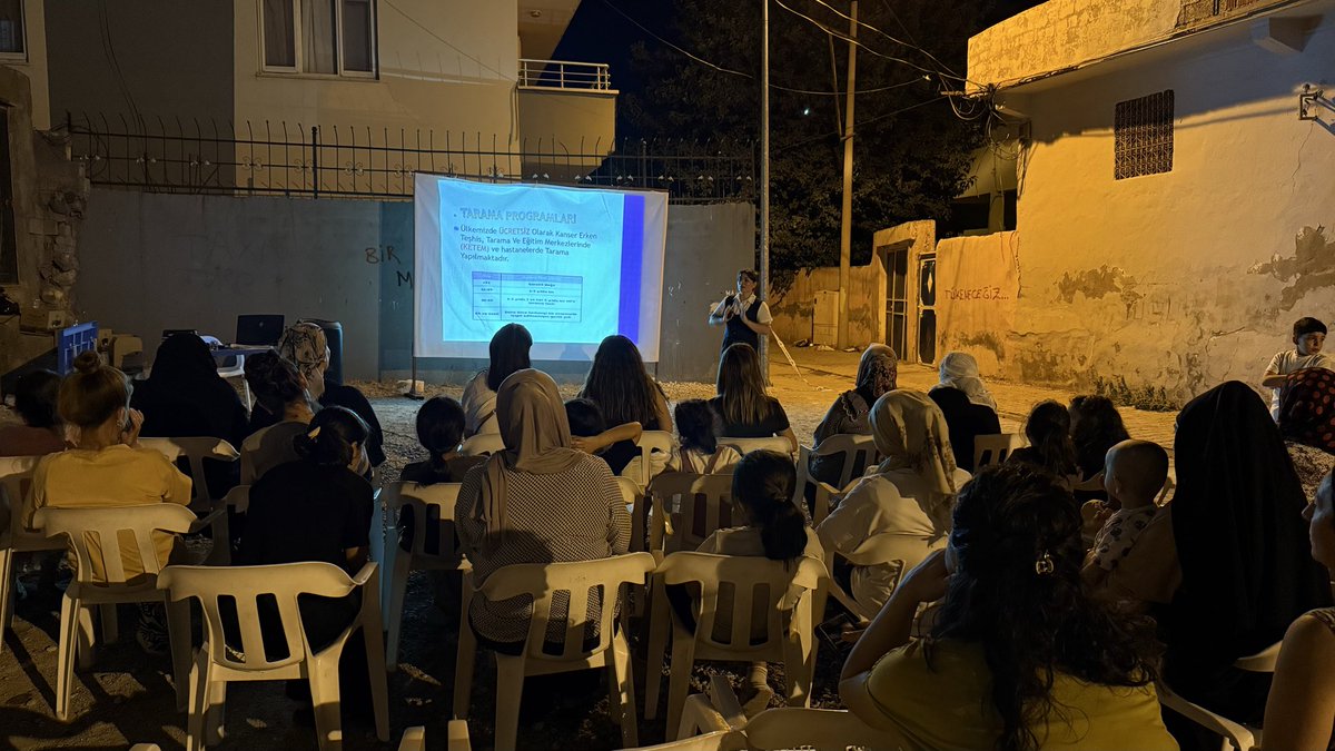 cizre_belediye's tweet photo. Belediyemiz Kadın Politikaları Müdürlüğü tarafından Dağkapı Mahallesi Kartal Sokak'ta kadınlara yönelik Meme ve Rahim Ağzı Kanseri Farkındalık Semineri düzenlendi.

Seminer, Muhlise Bil tarafından gerçekleştirilirken, katılımcılara meme ve rahim ağzı kanserinde erken teşhisin önemi, korunma yöntemleri ve düzenli sağlık kontrolleri hakkında bilgilendirme yapıldı.