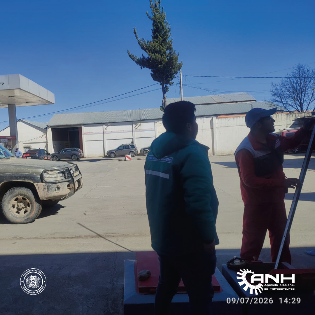 AnhBolivia's tweet photo. La Dirección Distrital #LaPaz de la ANH realizó verificaciones en estaciones de servicio para controlar el historial de carguíos y prevenir cargas repetitivas, fortaleciendo los mecanismos de control a la comercialización de combustibles conforme a la normativa vigente. https://t.co/pPZ3dL1mXb