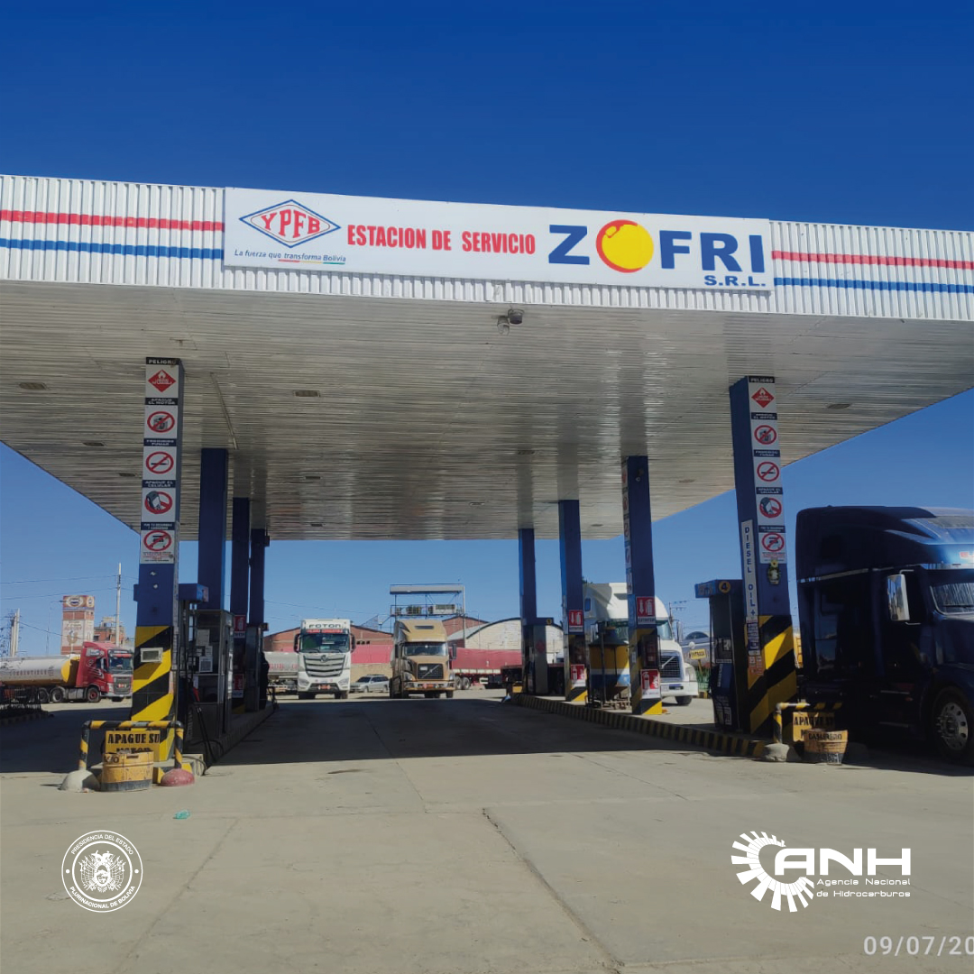 AnhBolivia's tweet photo. La Dirección Distrital #LaPaz de la ANH realizó verificaciones en estaciones de servicio para controlar el historial de carguíos y prevenir cargas repetitivas, fortaleciendo los mecanismos de control a la comercialización de combustibles conforme a la normativa vigente. https://t.co/pPZ3dL1mXb
