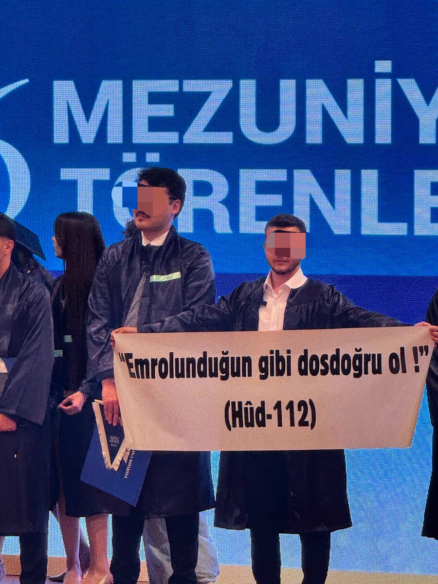avmerthanaslan's tweet photo. Salonda görünmesini engellemek için önüne geçtikleri pankartı, tüm ülkenin görmesini sağlayan kıymetli Yeditepe Üniversitesi Hukukçuları… 🙂 https://t.co/7HmuYl3Ri0