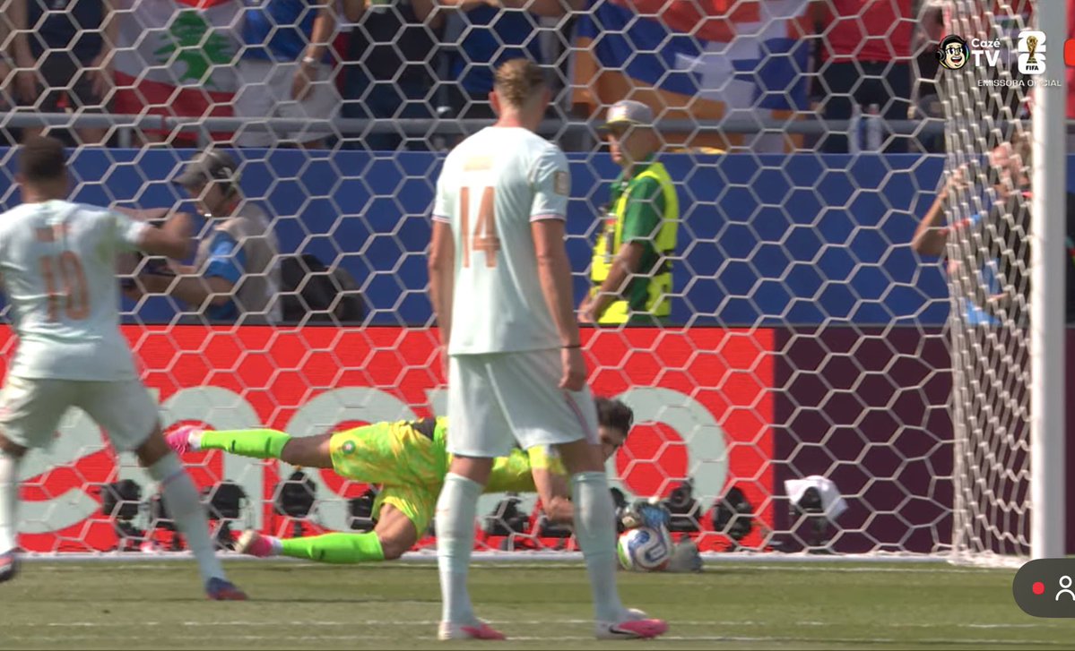 realmilgrauu's tweet photo. IH

BONO PEGOU O PÊNALTI DO MBAPPÉ 

QUE GOLEIRO ABSURDO 😳 https://t.co/yUDYkXwXzL