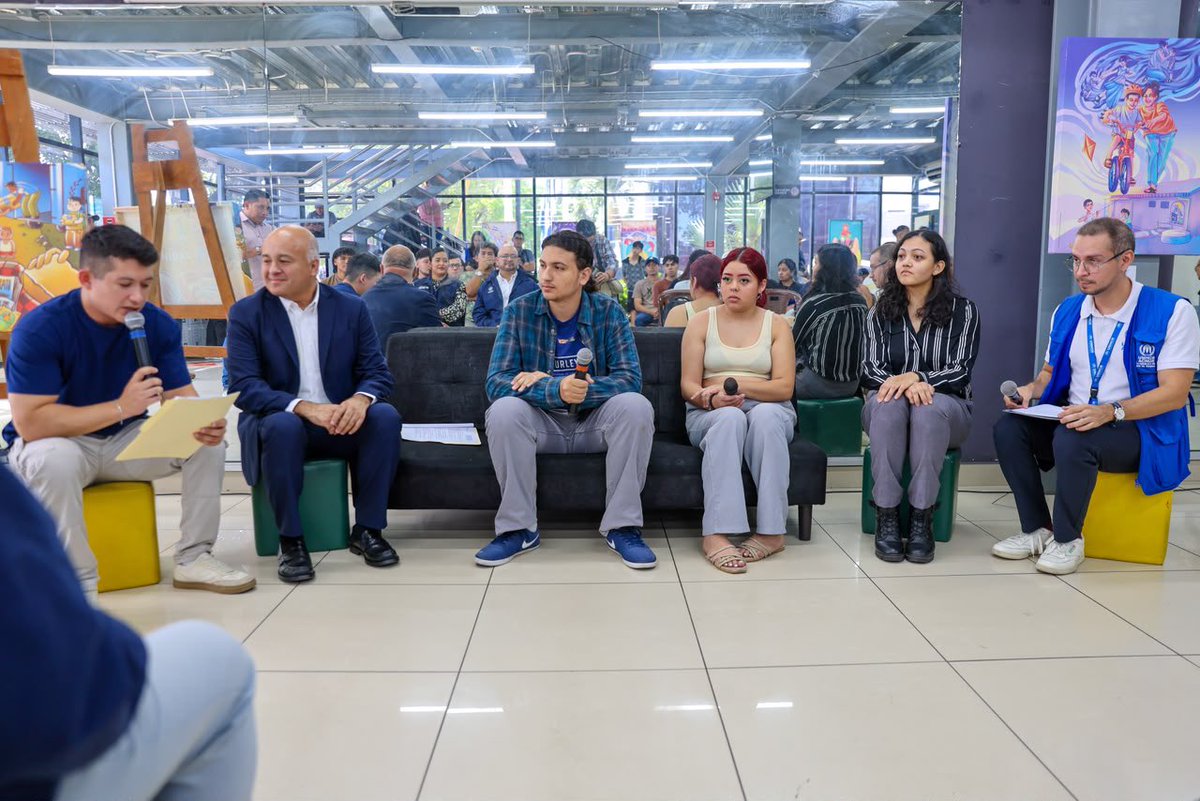 TejidoSocialSv's tweet photo. La jornada incluyó testimonios de jóvenes refugiados y una exposición de ilustraciones elaboradas por estudiantes de Diseño Gráfico de la Universidad Dr. José Matías Delgado, promoviendo la empatía, la solidaridad y la reflexión sobre la realidad de las personas forzadas a huir.

#TejidoSocial | #CUBOZacamil | #ElSalvador