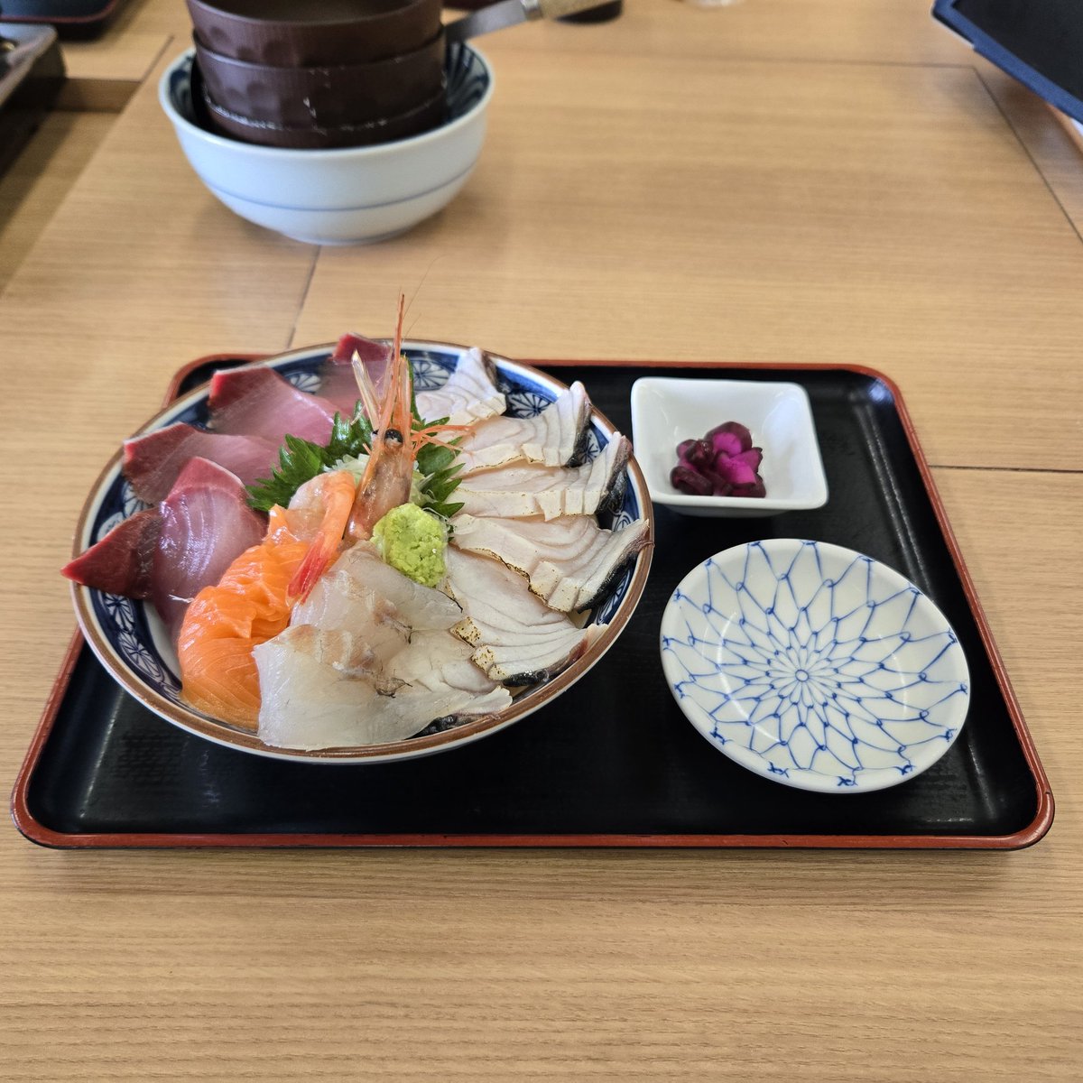 nonsoumad's tweet photo. 氷見 魚市場食堂さん🐟🦐🍚
富山県氷見市比美町

｢氷見浜丼定食やわやわ盛
(並盛)(ごはん少なめ)🐟🦐🍚｣

早朝から超絶新鮮な海鮮が頂ける
なんて幸せ過ぎました🐟🦐😁

この後ラーメン食べるからな～
なんて控える気持ちも吹き飛ぶ
美味しすぎる丼でした🐟🍚✨

ご馳走さまでした😊

#氷見魚市場食堂 
#氷見市グルメ 
#百名店 
#のんそう