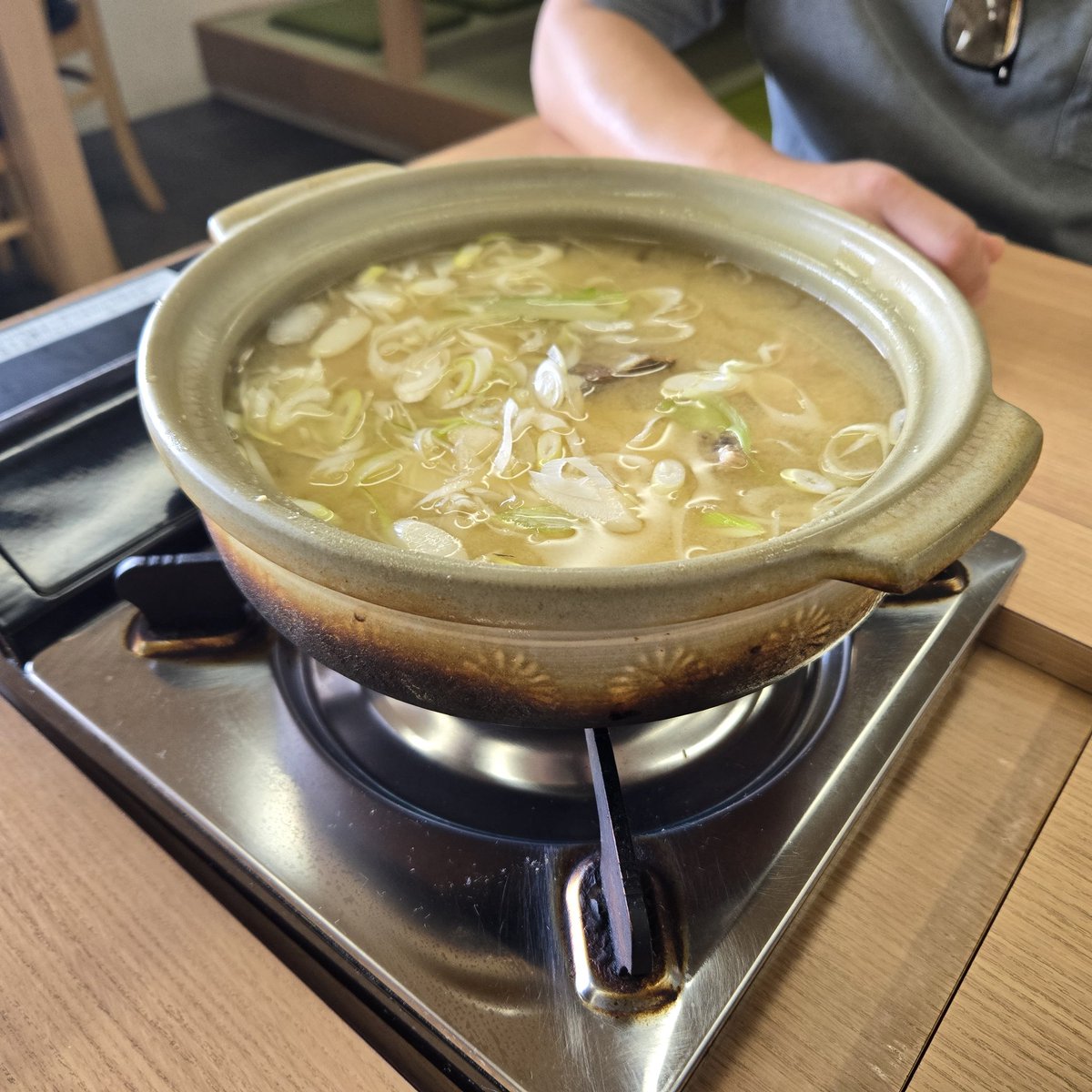 nonsoumad's tweet photo. 氷見 魚市場食堂さん🐟🦐🍚
富山県氷見市比美町

｢氷見浜丼定食やわやわ盛
(並盛)(ごはん少なめ)🐟🦐🍚｣

早朝から超絶新鮮な海鮮が頂ける
なんて幸せ過ぎました🐟🦐😁

この後ラーメン食べるからな～
なんて控える気持ちも吹き飛ぶ
美味しすぎる丼でした🐟🍚✨

ご馳走さまでした😊

#氷見魚市場食堂 
#氷見市グルメ 
#百名店 
#のんそう