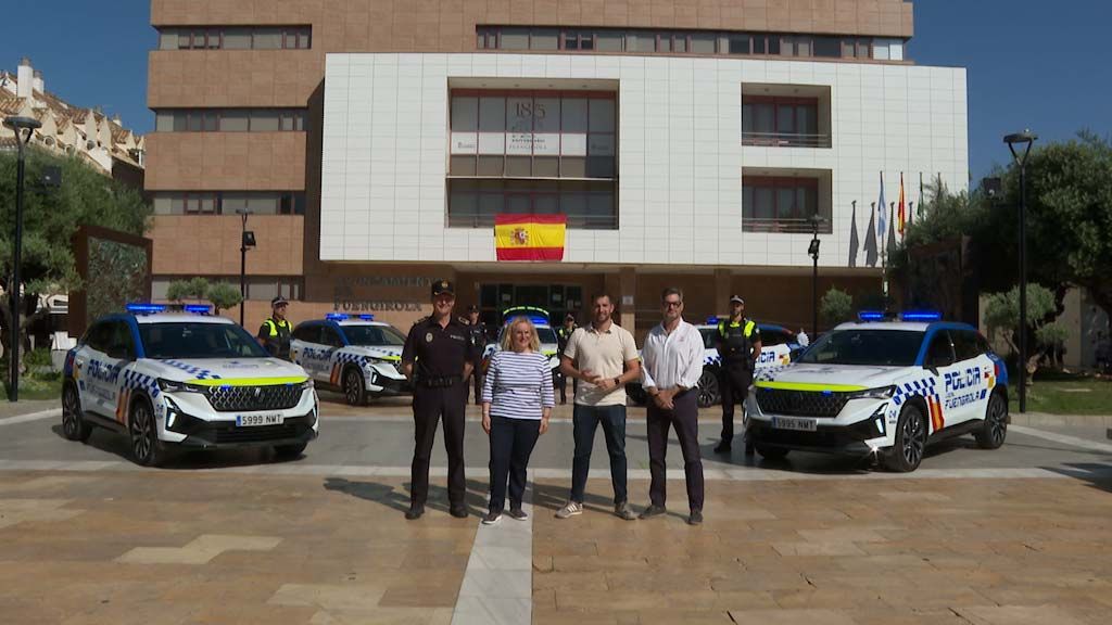 fuengirolatv's tweet photo. La Policía Local renueva su flota. El cuerpo cuenta desde hoy con cinco nuevos vehículos todoterreno híbridos totalmente equipados. La alcaldesa, Ana https://t.co/ks2SP8dSYk https://t.co/P1GWlsjT9c