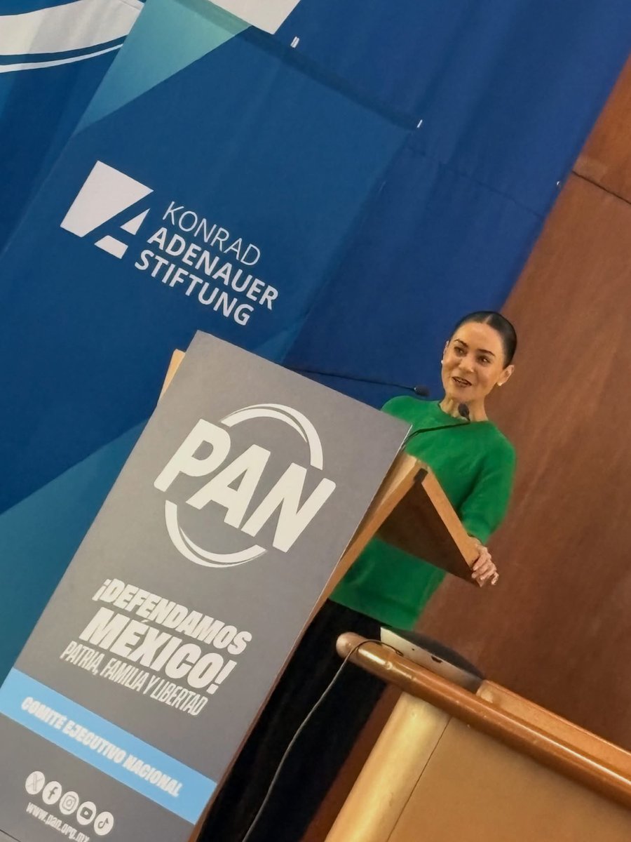 LCristina9's tweet photo. Todos los días tenemos que prepararnos para trabajar por tu familia.

Gracias a @adrixaguilar por la invitación a participar en este taller “Medio ambiente y género”.

Juntos seguiremos construyendo soluciones para mitigar la falta de agua, la calidad del aire y el futuro para nuestros hijos. 

Perseveramos #DelDiscursoALaAcción

@diputadospan 
@AccionNacional 
@PANGuanajuato 
@PANLeonMx