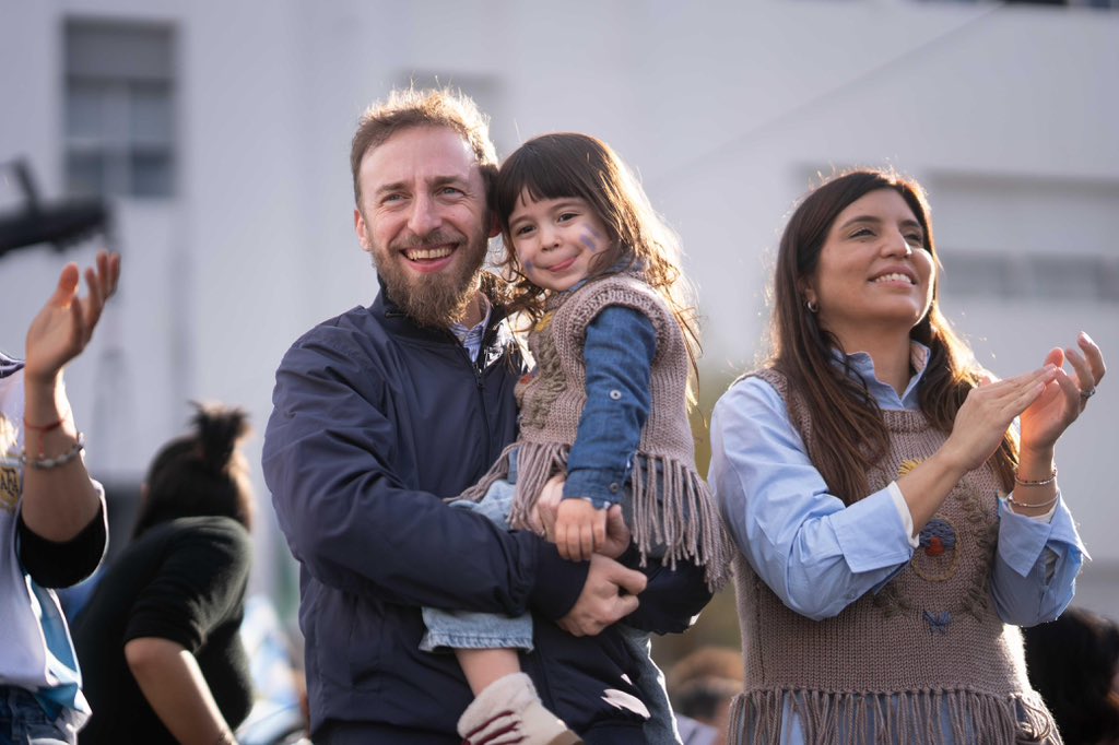 fotermin's tweet photo. Amor por la Patria en Comunidad 🇦🇷❤️🧉  

En Lomas celebramos el Día de la Independencia con la alegría de amar a este suelo que nos vio nacer y mirando al futuro con esperanza. Junto a Daniela y Sofía, con miles de familias, nos encontramos en la Plaza Grigera, cantamos el Himno en comunidad, disfrutamos la música en vivo de @orellanalucca y compartimos un espectacular guiso patrio y pastelitos.

También aprovechamos este gran banderazo para mandarle las mejores energías a nuestra Selección de cara al partido de este sábado. 

Como intendente, en nombre del Gobierno de la Comunidad, gracias de corazón a este pueblo orgulloso de su historia, a nuestros artistas y a todos los vecinos y comerciantes solidarios que ayudaron a que este día fuera posible. Aunque nos quieran tristes y solos, acá estamos: felices y en comunidad!

¡Viva la Patria! ¡Viva Argentina!