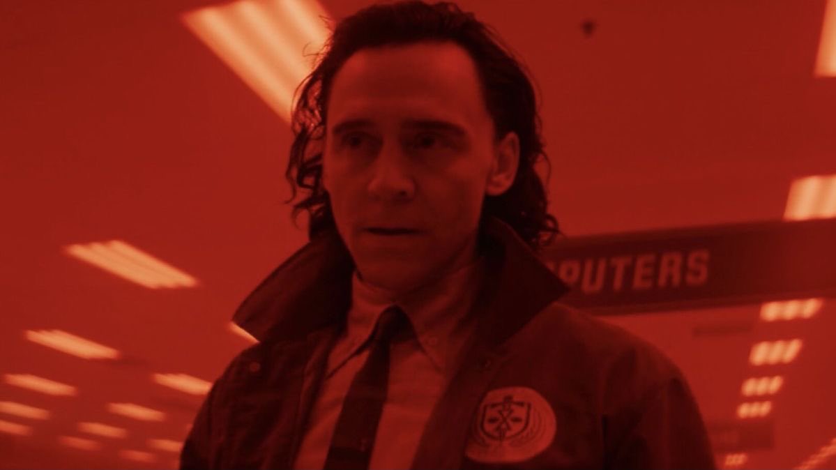 jayspectrumX's tweet photo. When the MCU uses red lighting in suspenseful scenes >>> https://t.co/piue4JYpTu