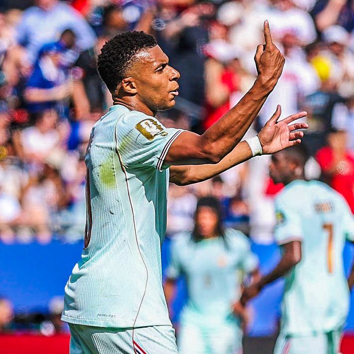 eurofootcom's tweet photo. 🚨🇫🇷 Kylian Mbappe was forced to wait 3 MINUTES and 12 seconds to take the penalty against Morocco. 😳⏰ https://t.co/rqgGZhkQLf