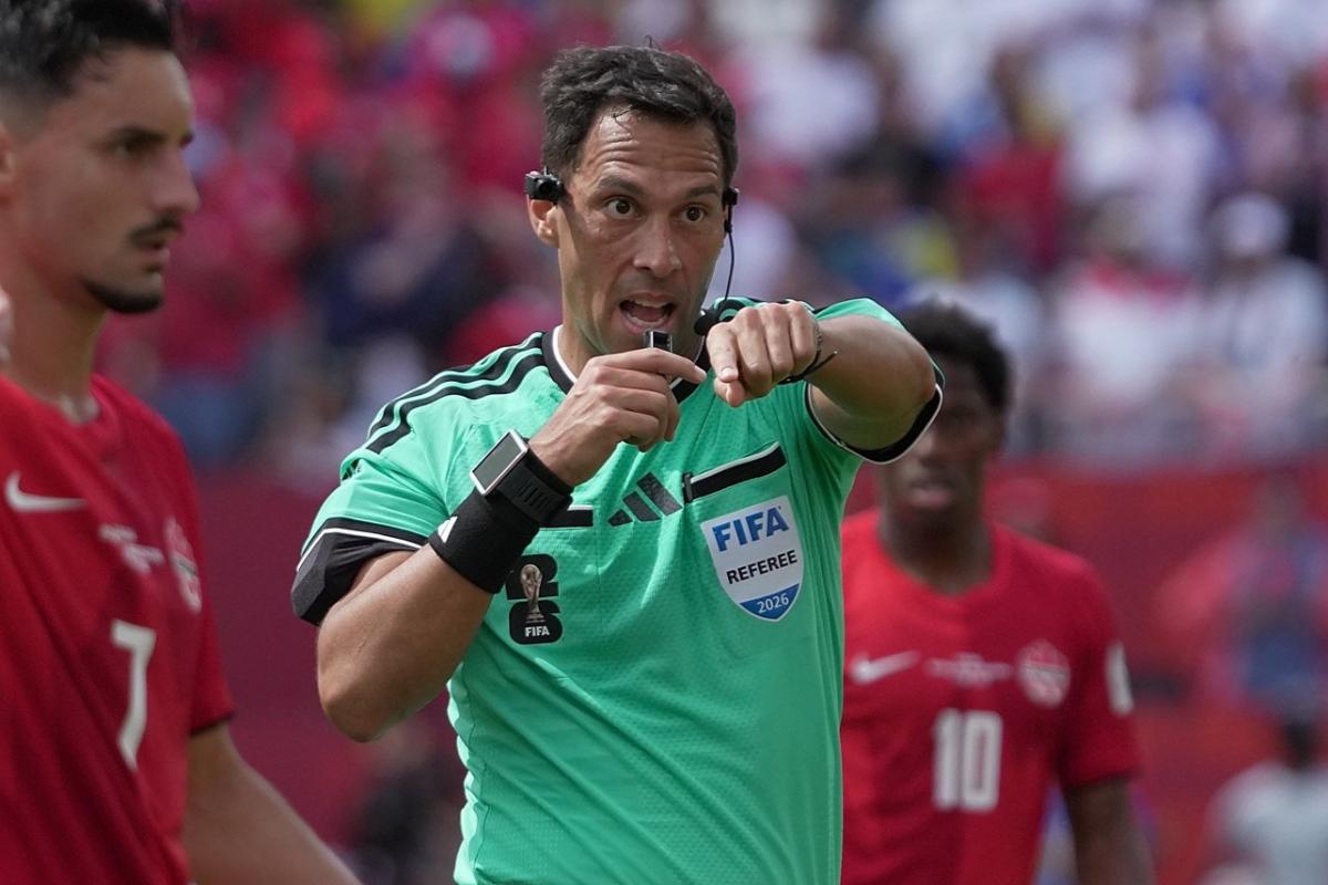ActuFoutreOff's tweet photo. 💣🚨 L'arbitre était au téléphone avec Lionel Messi, ce qui explique le délai avant que Kylian Mbappé ne puisse tirer. 📞

(@LaureBoulard) https://t.co/82GMkMJVlH