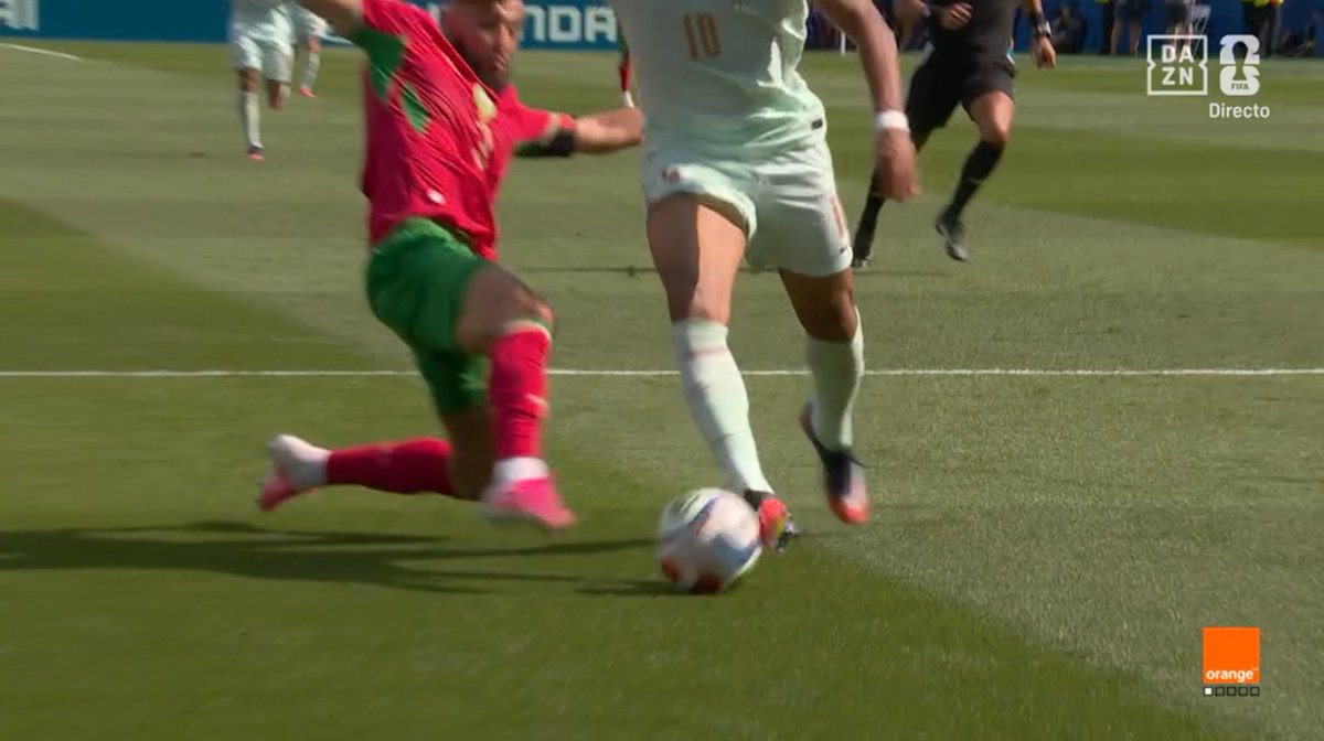 ArchivoVAR's tweet photo. 🖥️💥 Cobardía absoluta del VAR en el Francia - Marruecos.

👉🏻 Mbappé se deja caer antes de producirse el contacto con Mazraoui.

❌ 𝗡𝗢 𝗘𝗦 𝗣𝗘𝗡𝗔𝗟𝗧𝗜.

▪️ De hecho, es un piscinazo tan descarado que debió conllevar tarjeta amarilla para el francés. https://t.co/vewSAf1Gc0