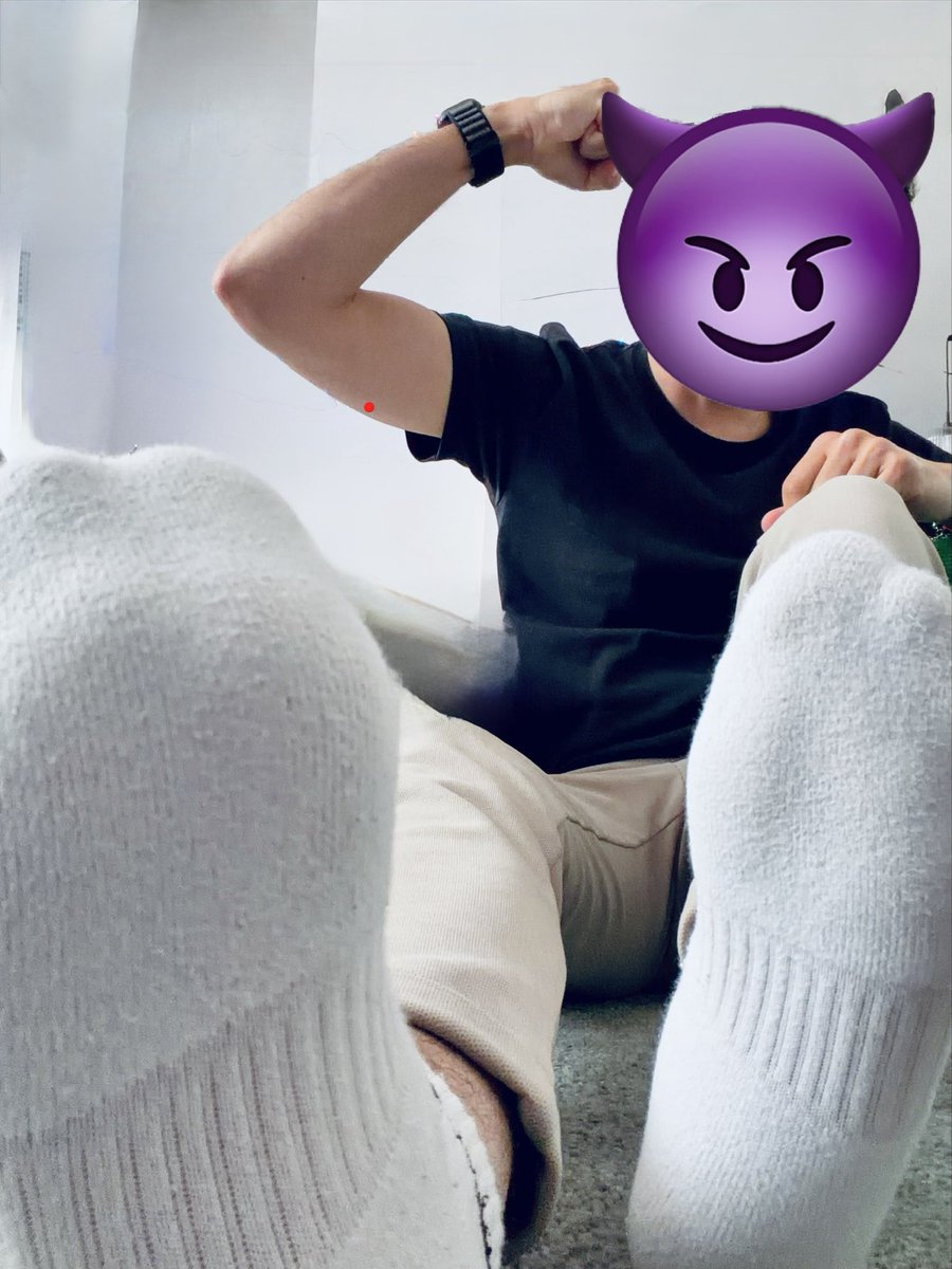 rebeudiscret54's tweet photo. RT si tu veux être à mes pieds 
♥️ si tu veux que je retire mes chaussettes 🧦

#kiffeur #gay #gayhot #cashmaster @LesRebeus @LesPompeurs https://t.co/x23J8WDJ4a