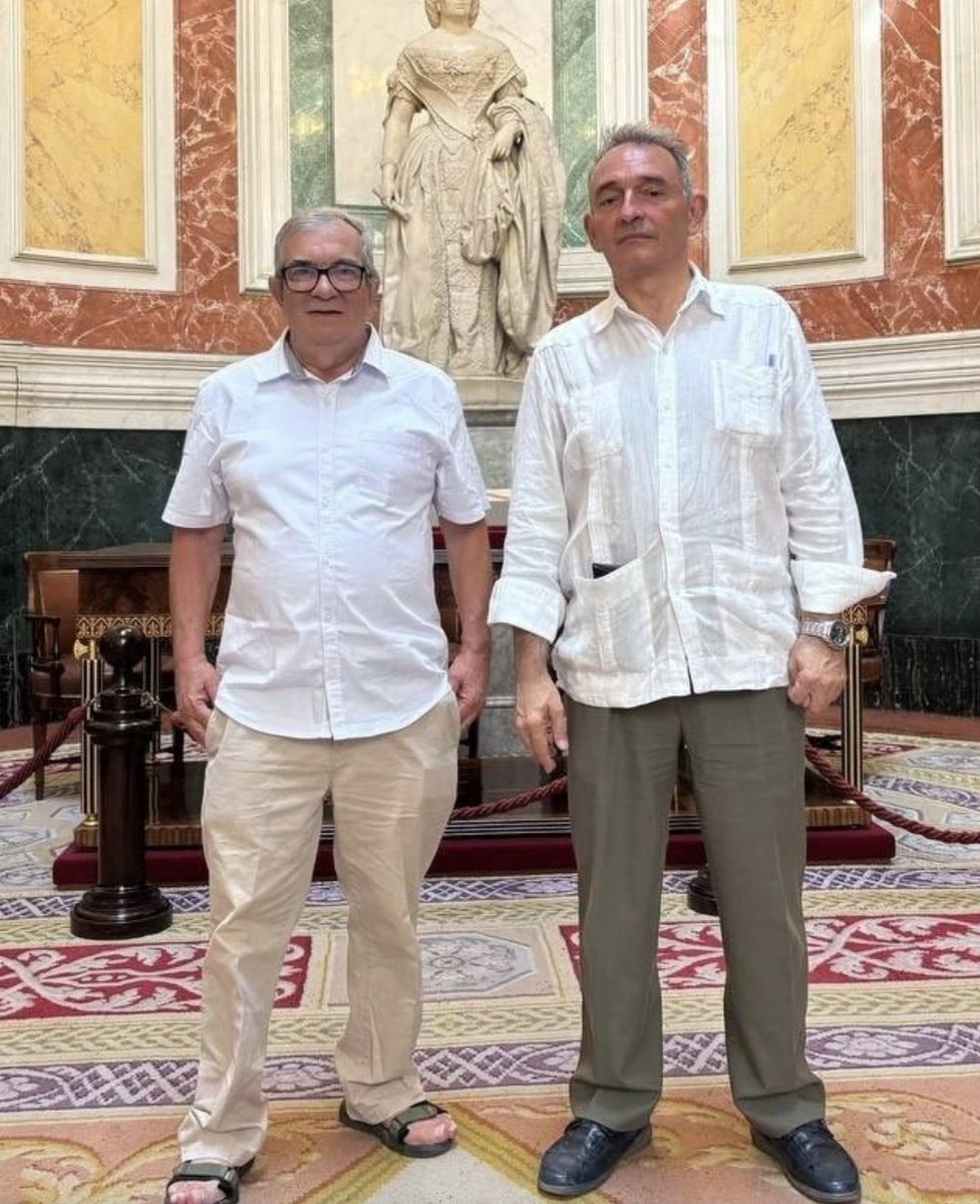 eldisidenteOK's tweet photo. El socio de gobierno del PSOE, IU, se trajo a España al criminal jefe de las FARC, #Timochenko.
Ahí lo podéis ver con Enrique Santiago y Manu Pineda.
Nos gobiernan terroristas. Fin. https://t.co/m6rJm3noTJ