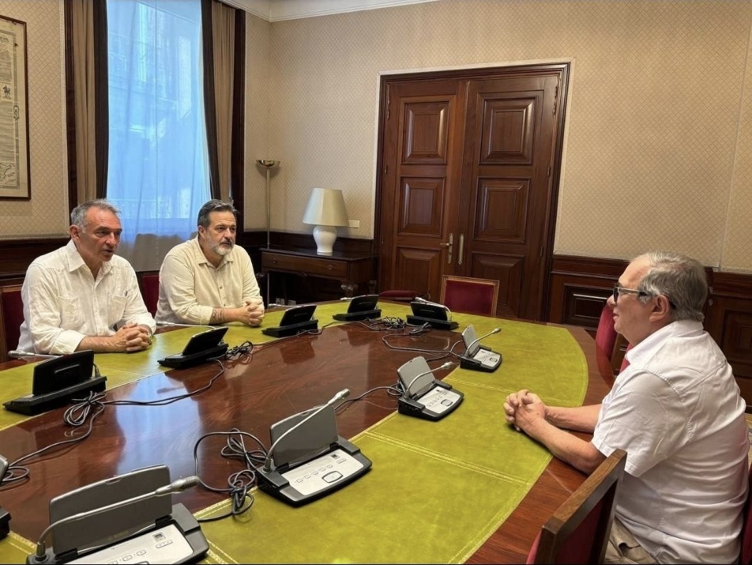 eldisidenteOK's tweet photo. El socio de gobierno del PSOE, IU, se trajo a España al criminal jefe de las FARC, #Timochenko.
Ahí lo podéis ver con Enrique Santiago y Manu Pineda.
Nos gobiernan terroristas. Fin. https://t.co/m6rJm3noTJ