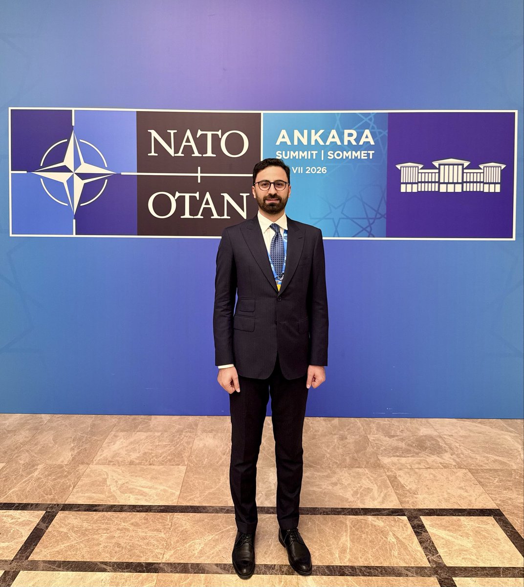 h_yurteri's tweet photo. Büyük işler, büyük seslerle değil; aynı ideale inanan insanların sessiz gayretiyle tamamlanır.

Cumhurbaşkanımız Sayın Recep Tayyip Erdoğan’ın liderliğinde gerçekleştirilen NATO Ankara Zirvesi, Türkiye’nin diplomatik alandaki kazanımlarının ve atılımlarının tesadüf olmadığını; günü değil yarını hesap eden bir devlet aklının, en ince ayrıntıyı dahi stratejinin parçası hâline getiren bir ferasetin ve kurumlar arasındaki ahengin en güçlü tezahürlerinden biri oldu.
#NatoAnkaraSummıt
