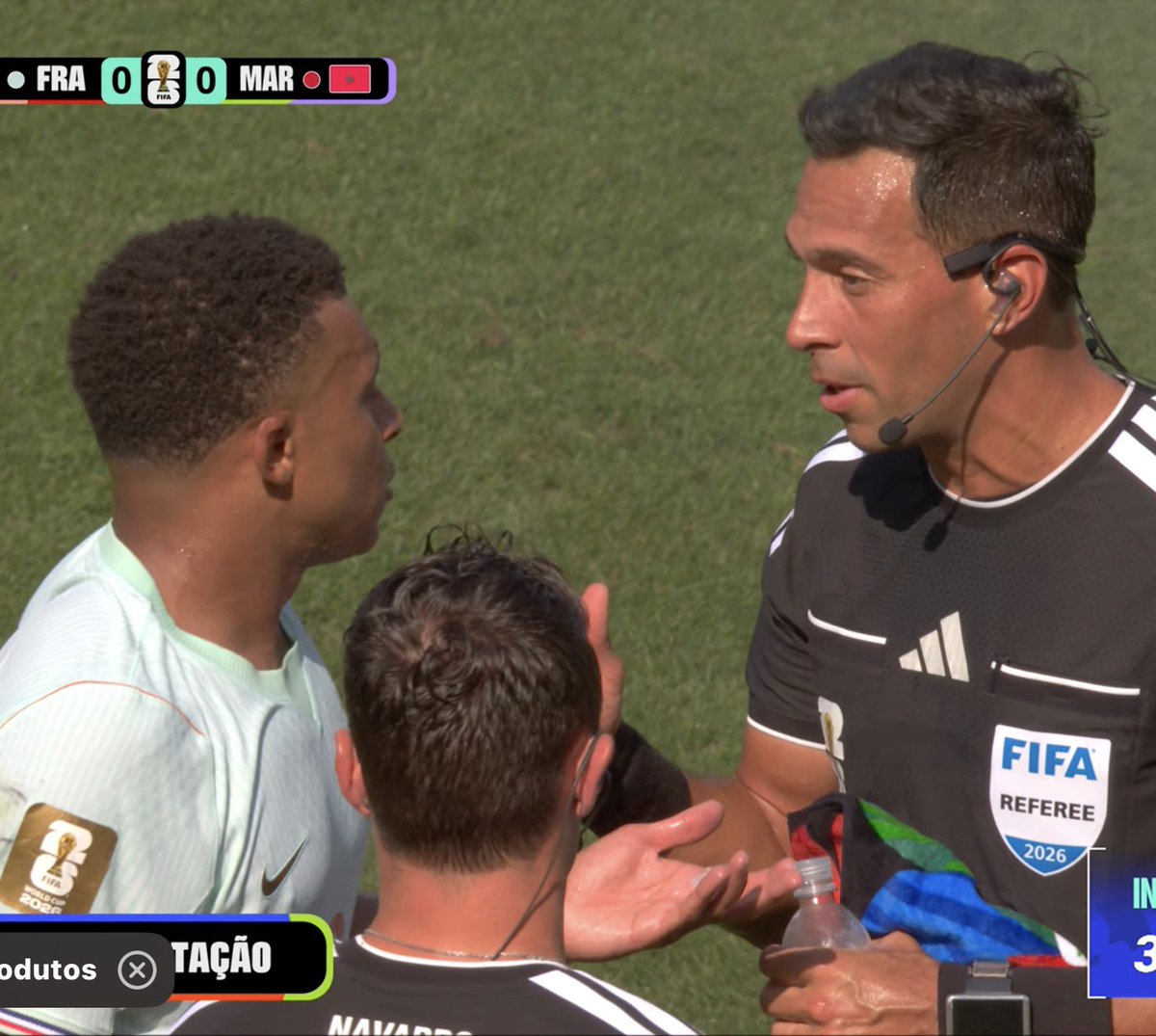 futtmais's tweet photo. O que o árbitro argentino fez com a França foi loucura:

- Marcou pênalti 
- Esperou 3 minutos para liberar a batida
- Mbappe reclamou da demora 
- Árbitro pedia para esperar
- Mbappe perde o pênalti 

Foram 3 minutos parado e ajeitando a cobrança. O camisa 10 reclamou muito. https://t.co/0duzfEnoO0