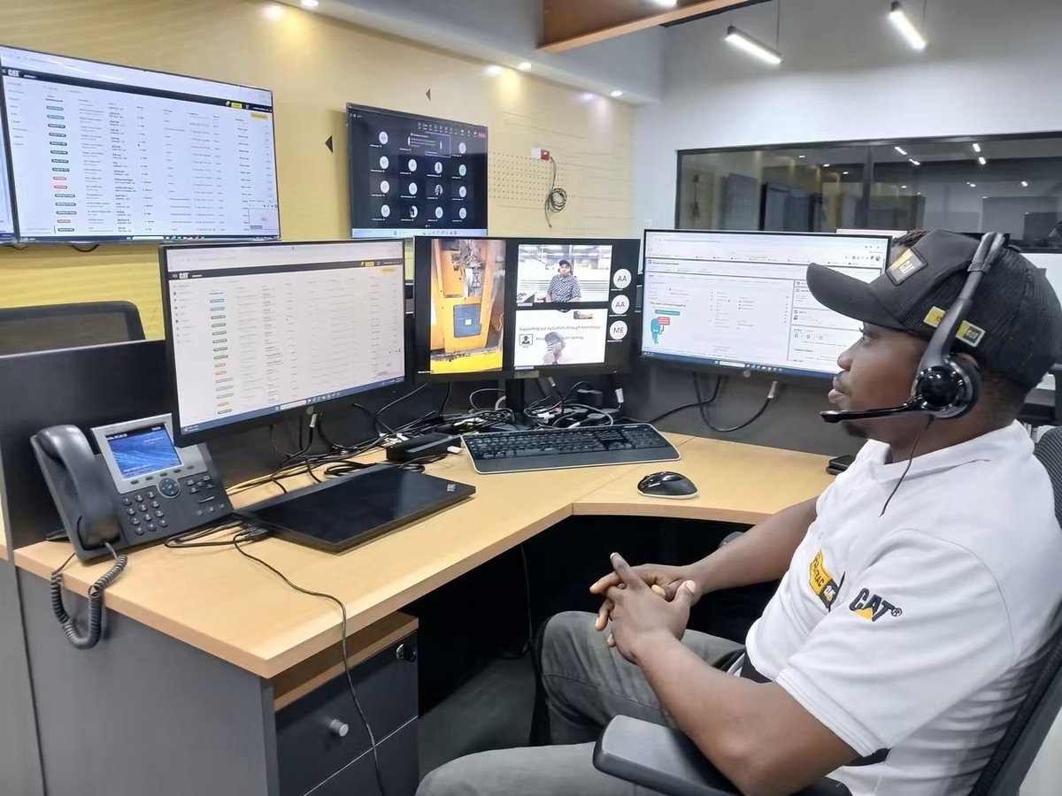 Adezzy4real's tweet photo. Life of Support Engineer, giving online support to customers managing 5 screens screens!!! https://t.co/4lTzBX9KLQ