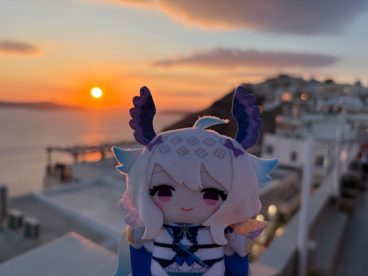 Pufferfishi_'s tweet photo. @priya_laluuu Here’s enna pape in the Vatican City and Santorini, Greece! https://t.co/8mGb54x5iI