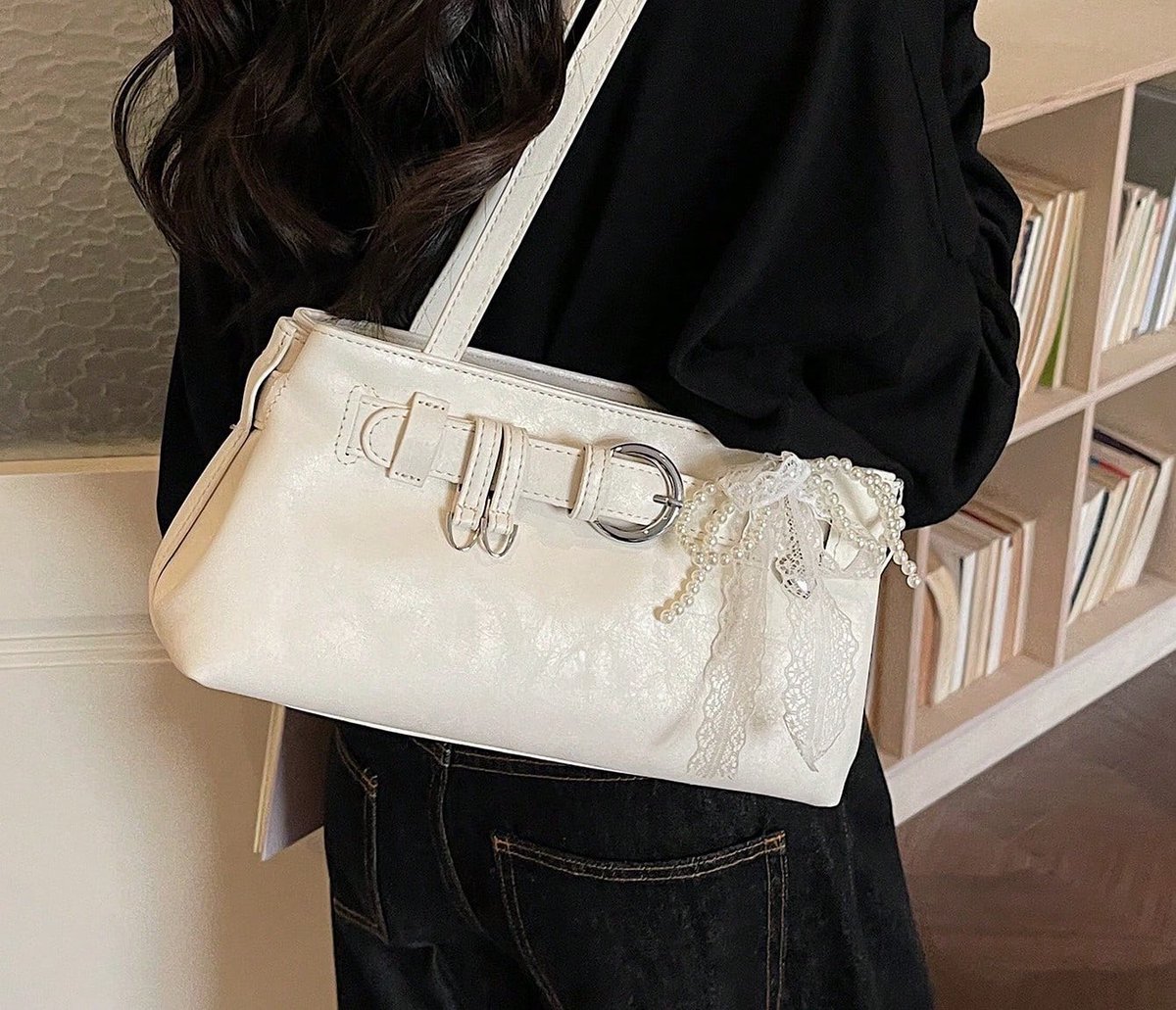 hearts2isa's tweet photo. 5. por último mas não menos importante essa bolsa perfeita pra um passeio rápido, uma ida ao shopping ou algum lugar que não precise levar muita coisa. ela tem espaço próprio para por chaveiro além de já vir com um lindo

link: https://t.co/O6FsK4m8ge
id: 65J5744 https://t.co/dLEUToe0SR