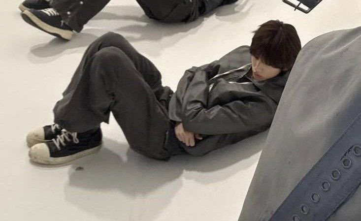 dolliesthin's tweet photo. he’s so tiny 💔 i can’t do this anymore https://t.co/KRD3vuNbyr