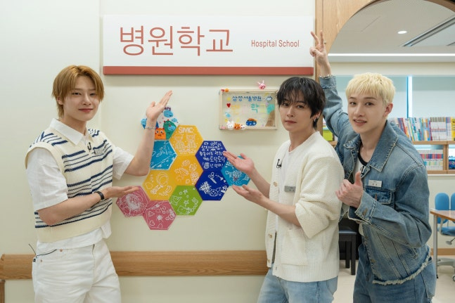 tang__kira's tweet photo. Bang Chan, Lee Know, dan I.N Stray Kids Menjadi Guru Sehari di Sekolah Rumah Sakit

Kegiatan ini merupakan bagian dari kegiatan sukarelawan EDM (Every Dream Matters! – Semua Mimpi di Dunia Itu Berharga). Seluruh subtitle ramah akses (barrier-free) dalam video tersebut dibuat langsung oleh para karyawan JYP sebagai bentuk partisipasi mereka dalam kegiatan sosial.

Dalam video tersebut, Bang Chan, Lee Know, dan I.N mengunjungi Sekolah Rumah Sakit di Samsung Medical Center, yang telah bekerja sama dengan JYP sejak 2020 sebagai mitra program bantuan biaya pengobatan EDM di Korea Selatan. Ketiga anggota ini juga pernah memberikan donasi kepada anak-anak pasien pada tahun lalu.