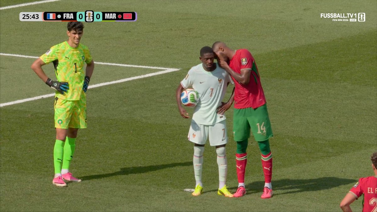 misterfarioli_'s tweet photo. Waarom hoor ik niemand over het praten achter de hand van Diop? Gewoon een rode kaart dit.

#framar https://t.co/dje17ZWPDQ