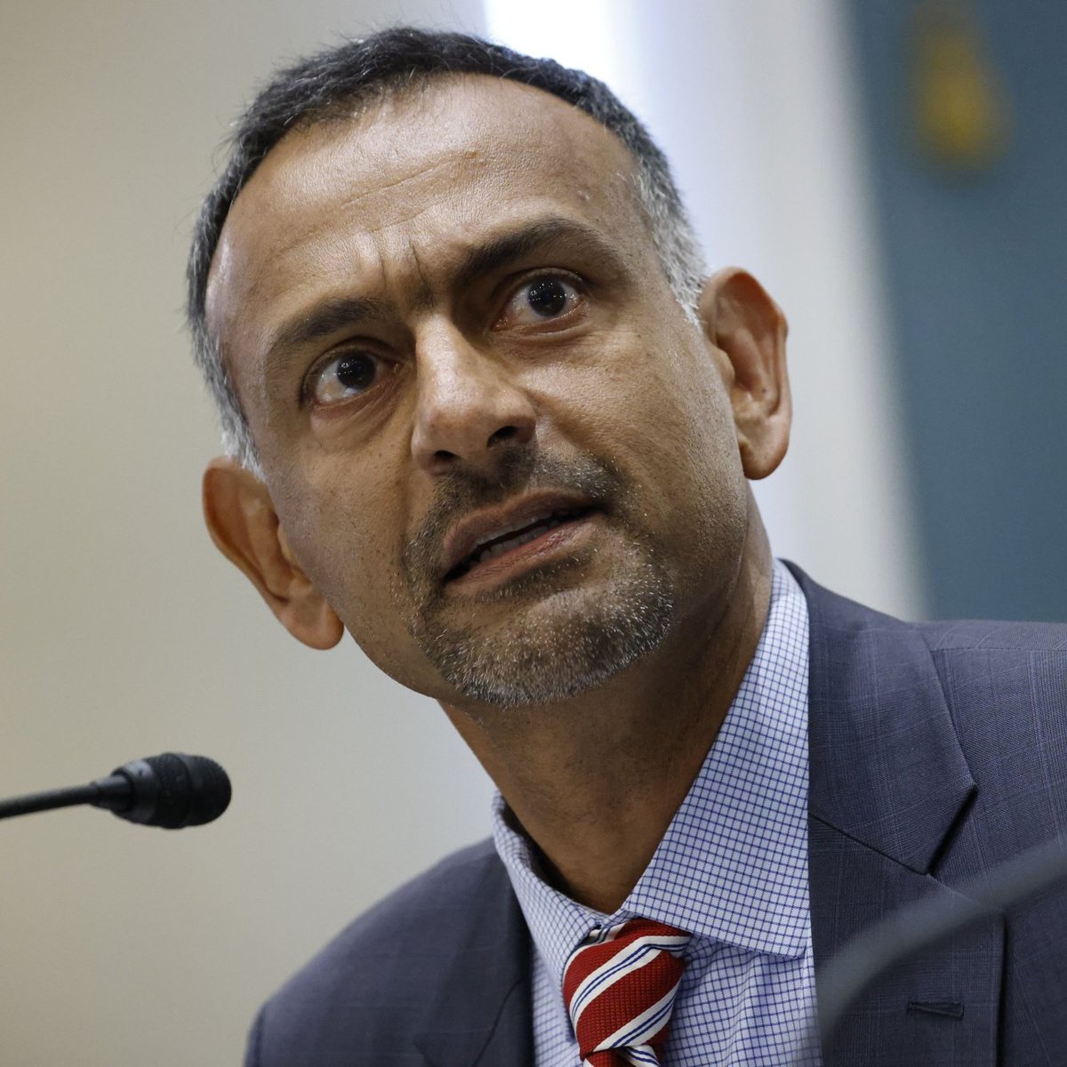 MSBIntel's tweet photo. BREAKING: Coinbase chief legal officer Paul Grewal is leaving after six years, moving to an advisory role this month.

Grewal led Coinbase through the SEC's lawsuit, dropped in 2025, and its market-structure push; he remains on the board of Coinbase National Trust. https://t.co/m5agru9VE1
