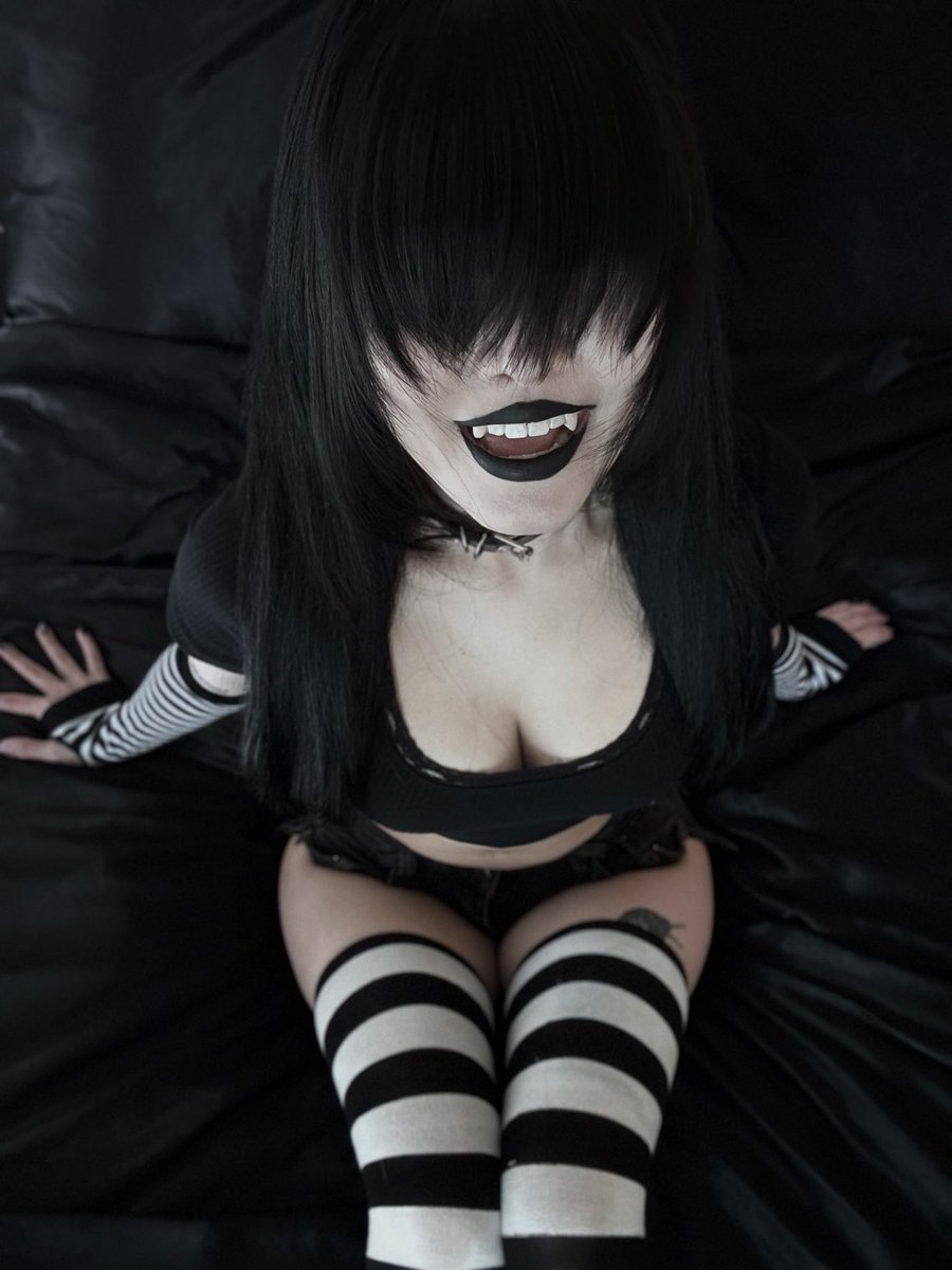 dystorra's tweet photo. come closer…don’t be scared https://t.co/DPnhB7kbgo
