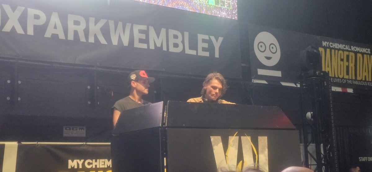 KatEasthope's tweet photo. What do you mean I was literal feet away from Mikey and Gerard. https://t.co/DsiQunAwPg