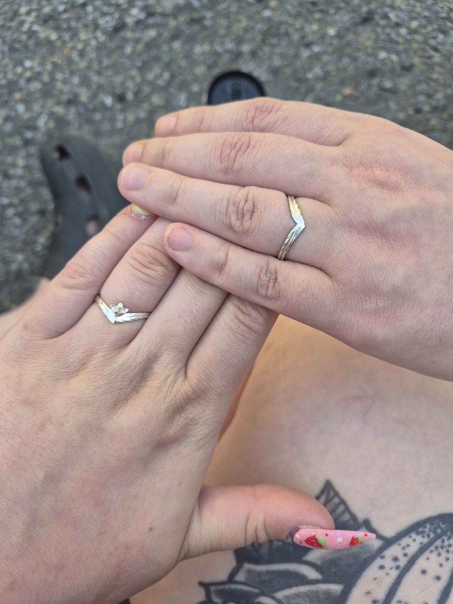 HatsuneChiYu's tweet photo. Getting engaged and signing a new lease in a different city in the same week 🔥 https://t.co/OlkljJprWB