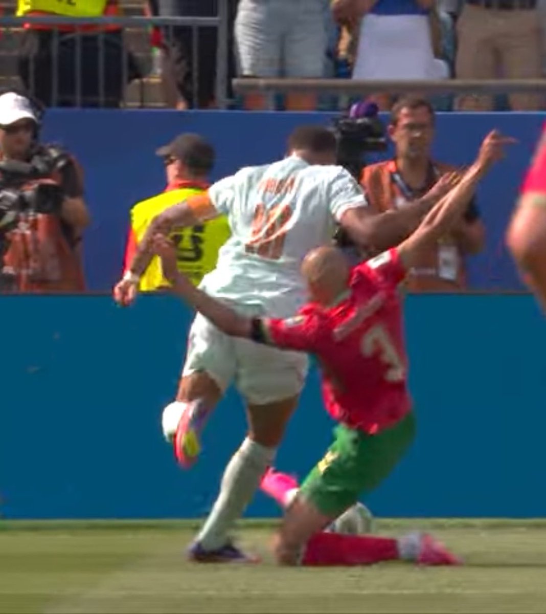 vLaddo_D's tweet photo. @Connor_LFC8 Si, seguro! Es evidente como Mbappe salta y no arrastra el pie!  Igual que en el @realmadrid. 🏊‍♀️ https://t.co/vRMhnQvM2S