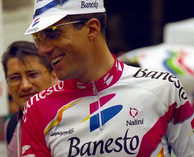 LuisCalvoCeb's tweet photo. Estos días, por mucho Pogacar que haya, el Tour siempre será Miguel. Su sombra, sigue siento muy alargada https://t.co/hqEIbBJOWu