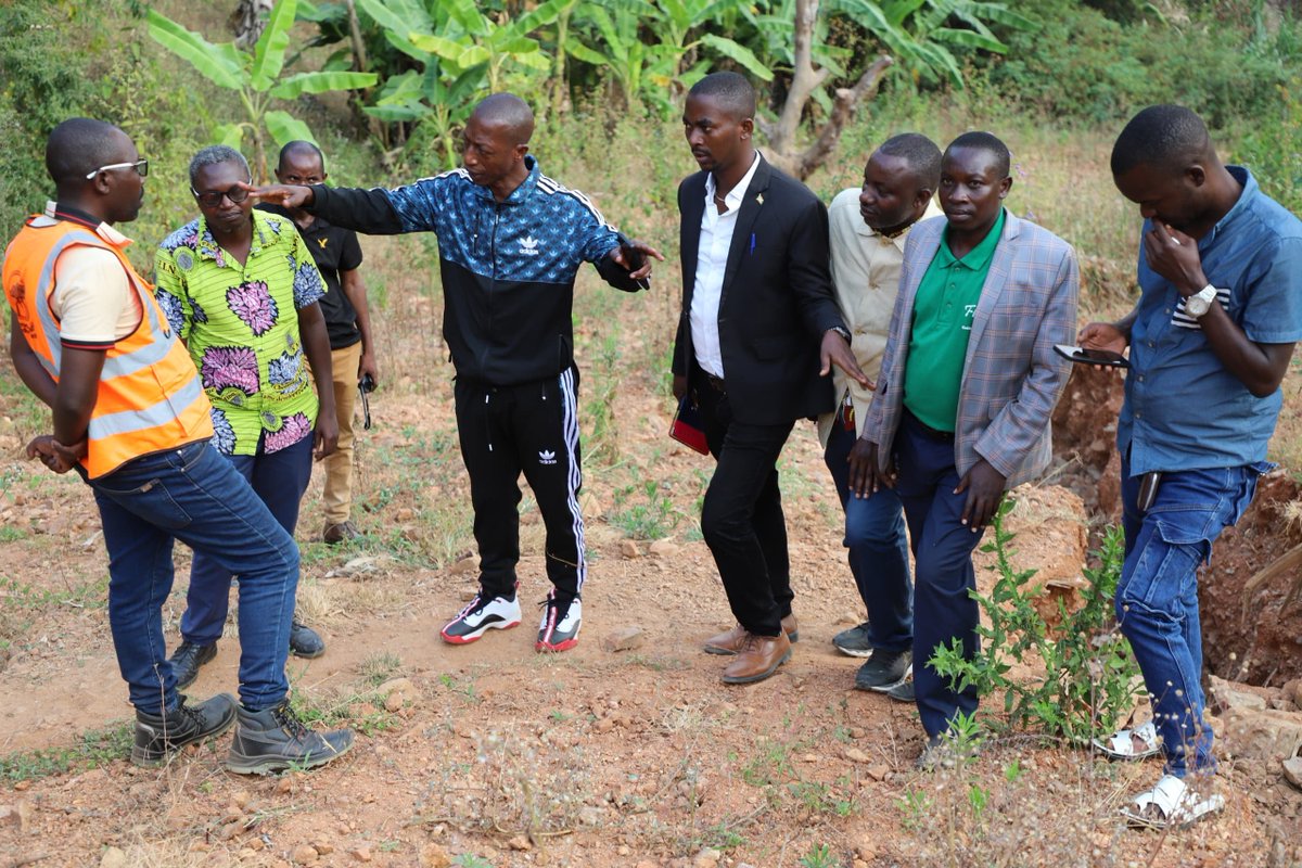 MilteBurundi's tweet photo. Le Ministre s'est ensuite rendu au point critique de Rukonwe en compagnie des Directeurs provinciaux et de l'administration locale pr évaluer les solut° techniques à envisager avant de faire le tour des bureaux destinés aux services provinciaux du Ministère à Burunga @NtareHouse https://t.co/hSiX1Eyhzx