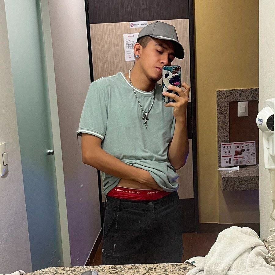 FLAITERIO7's tweet photo. hetero engañado🥵 https://t.co/mLYZEzj43l