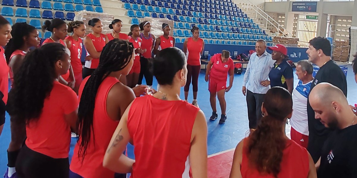 jit_digital's tweet photo. #Cuba hacia los JJCC de #SantoDomingo2026. 
El embajador cubano en República Dominicana, Ángel Arzuaga Reyes, intercambió hoy con las voleibolistas de su país que cierran la preparación en la capital dominicana.
#DeporteCubano #InderCuba65 #SiempreXCuba https://t.co/jnWiYyWZ8v