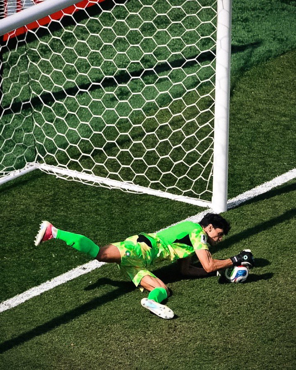 Kulturlesite_'s tweet photo. 💫 YASSINE BONO EST IMMENSE

Il a arrêté 7 penaltys sur 9 en Coupe du monde !!

Sans aucun débat un des meilleurs gardiens du MONDE. https://t.co/TpcYkfXxOG