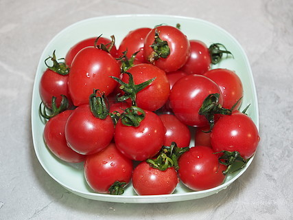 lola585's tweet photo. Just tried the organic cherry tomatoes from local farm – burst with natural sweetness, firm texture, no weird aftertaste. Perfect for salads or snacking! Highly recommend this seasonal find. https://t.co/onoN8eGtfk
