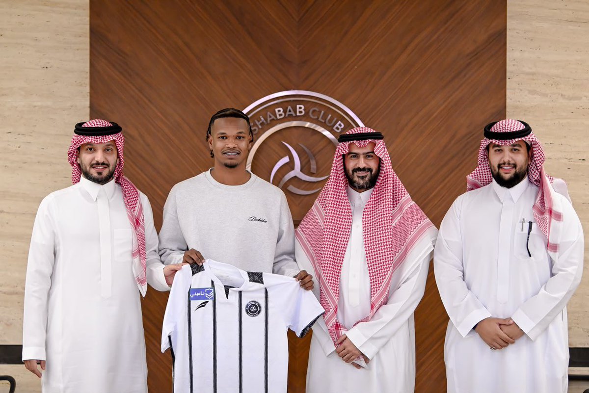 Diab_84's tweet photo. يسعدنا الإعلان عن توقيع اللاعب أمجد علي مع نادي الشباب.@AlShababSaudiFC 

كل الشكر لرئيس النادي الأستاذ عبدالعزيز المالك، @azizfalmalik 
الذي يؤكد يوماً بعد يوم حرصه على المحافظة على ركائز الفريق ودعم المشروع الرياضي باحترافية ورؤية واضحة، وهو ما يعكس العمل الإداري المميز داخل النادي.

والشكر موصول لشريك النجاح مهندس الصفقات الأستاذ حاتم الزهراني @Hatim919 على جهوده الكبيرة التي أسهمت في إتمام الصفقة.

نتمنى لأمجد @a_lhrj التوفيق في الدفاع عن شعار الشباب، وأن يحقق مع الليوث المزيد من الإنجازات. 🤍🖤