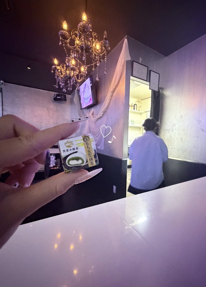 ko_1mi's tweet photo. 退勤しました( ᴗ ̫ ᴗ )
沢山飲めてしあわせです❤︎
そあちゃんがチロルチョコくれたんだー♪ https://t.co/DsF2JdZqhZ