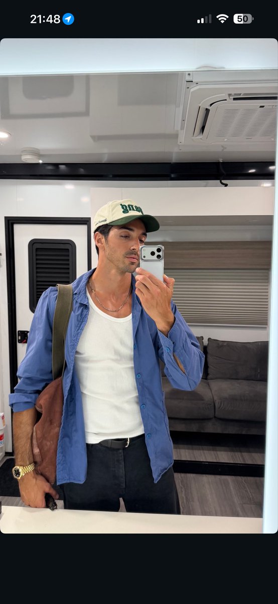 earlgreycinamon's tweet photo. Is that a trailer?! Please be a trailer!! Please be filming something!!!! 🤩 https://t.co/PfTJaHdRxL