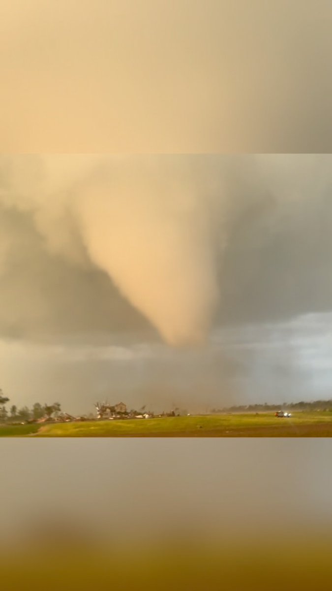 ig_stormchasers's tweet photo. On a day with a moderate risk of severe thunderstorms in Kansas, there was an intense supercell near Minneapolis, Kansas—one that was under a tornado warning—that really went all out with ground flashes.… https://t.co/atMl1d5htK