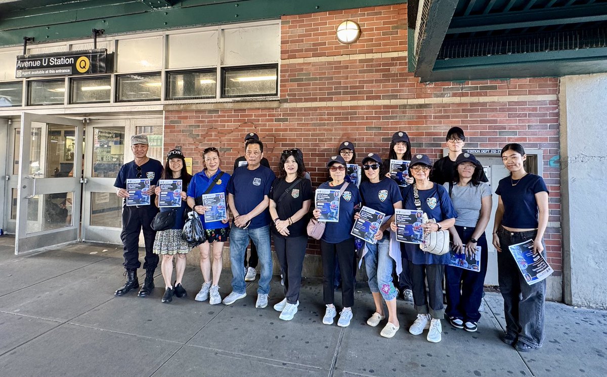 ACW_BK's tweet photo. ACW Volunteers gathered at Avenue U Station to engage with the community, and encourage residents to get involved. Together, we can build a safer and stronger community.
We’re always looking for new volunteers-join us and make a difference!
@InnaVernikov https://t.co/HhhNDaZrhc