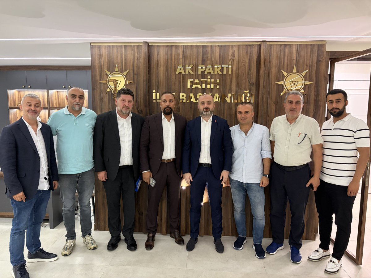 akpartifatih's tweet photo. Akbıyık Caddesi esnaflarımız, İlçe Başkanımız Fatih Karaismailoğlu’nu ziyaret ederek taziye dileklerini iletti.

Bu anlamlı ziyaretleri ve samimi destekleri dolayısıyla kıymetli esnaflarımıza teşekkür ediyor, birlik ve dayanışmamızın daim olmasını temenni ediyoruz. https://t.co/9VxUrMrUSA
