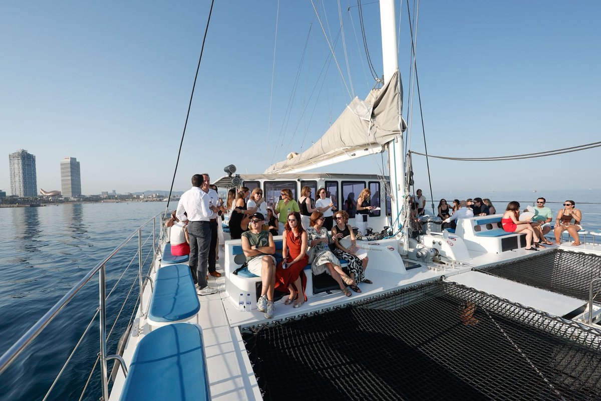 Dircomcat's tweet photo. ☀️ Tanquem el IX #WelcomeSummer de #DircomCatalunya!

Gràcies a tots els socis i les sòcies que ens heu acompanyat aquesta tarda. Ha estat un plaer compartir coneixement, la sortida en catamarà i donar la benvinguda a l'estiu.

Gràcies també a BSM, @PortOlimpic, @EstrellaDammCat i @la_menorquina pel seu suport i col·laboració.

Bon estiu! 🌊