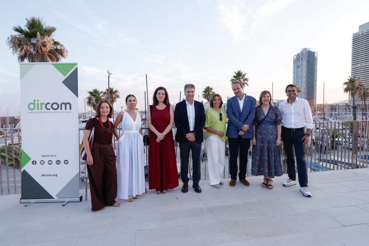 Dircomcat's tweet photo. ☀️ Tanquem el IX #WelcomeSummer de #DircomCatalunya!

Gràcies a tots els socis i les sòcies que ens heu acompanyat aquesta tarda. Ha estat un plaer compartir coneixement, la sortida en catamarà i donar la benvinguda a l'estiu.

Gràcies també a BSM, @PortOlimpic, @EstrellaDammCat i @la_menorquina pel seu suport i col·laboració.

Bon estiu! 🌊