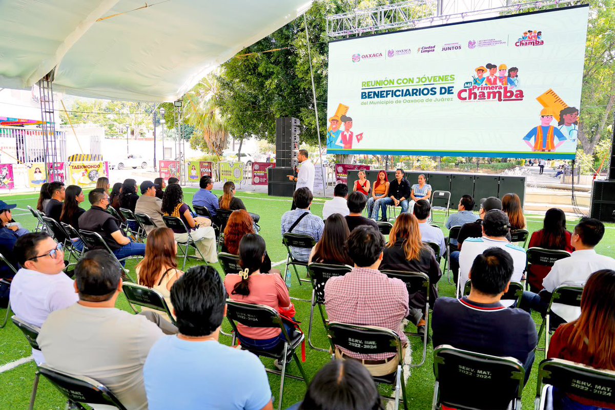 raychagoya's tweet photo. 🤝👩‍💼 Junto a Vilma Martínez (@Vilma_MartinezC), secretaria de Bienestar , Tequio e Inclusión (@SEBIENTI_GobOax), y al subsecretario Diego de la Cruz, me reuní con jóvenes beneficiarios de #MiPrimeraChamba que hoy ponen su talento y compromiso al servicio de Oaxaca de Juárez.

¡Apostar por nuestras juventudes es transformar el futuro!

#TransformandoJuntosLaCapital
