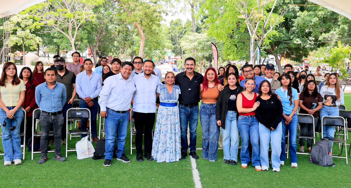 raychagoya's tweet photo. 🤝👩‍💼 Junto a Vilma Martínez (@Vilma_MartinezC), secretaria de Bienestar , Tequio e Inclusión (@SEBIENTI_GobOax), y al subsecretario Diego de la Cruz, me reuní con jóvenes beneficiarios de #MiPrimeraChamba que hoy ponen su talento y compromiso al servicio de Oaxaca de Juárez.

¡Apostar por nuestras juventudes es transformar el futuro!

#TransformandoJuntosLaCapital