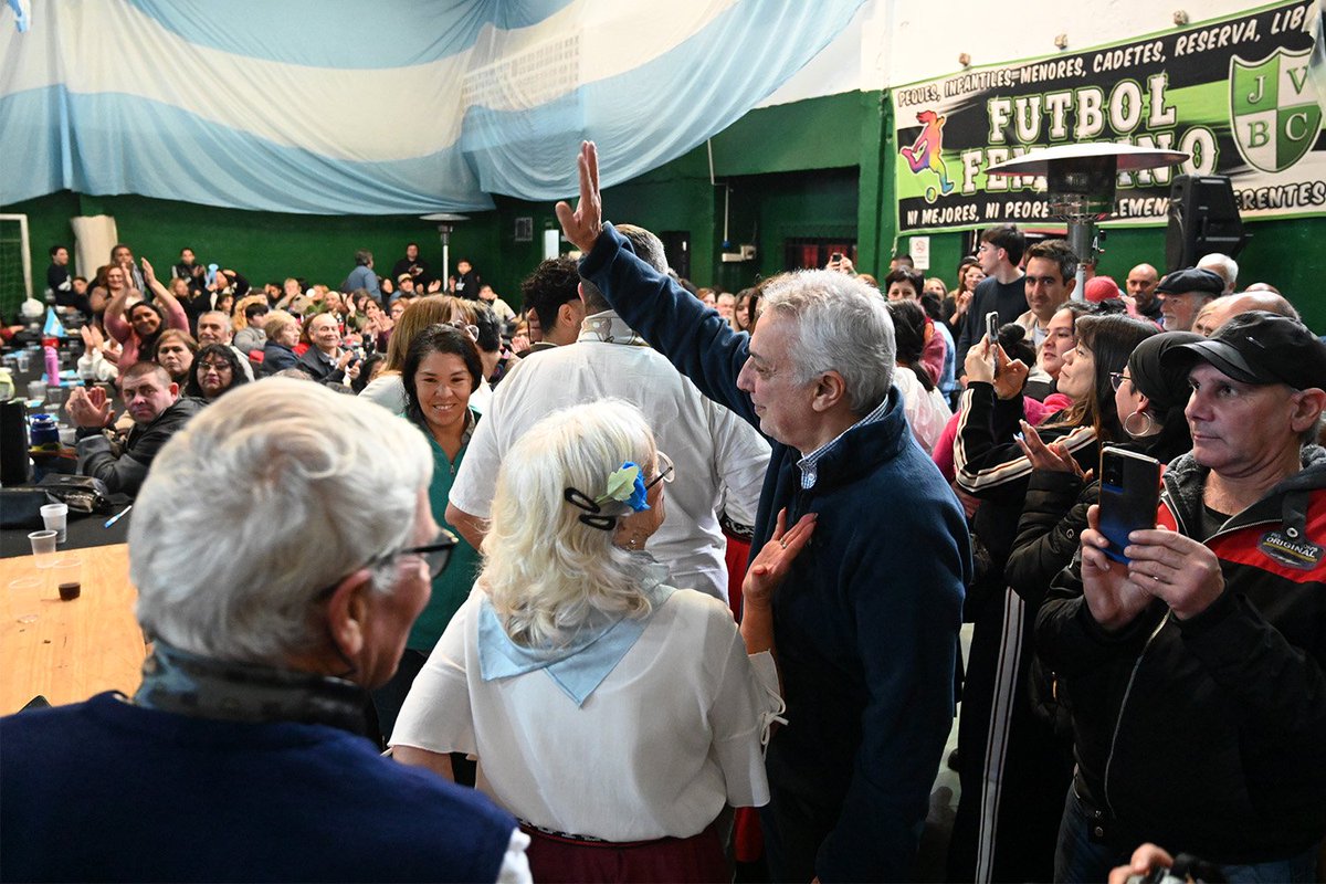 ZamoraJulio's tweet photo. En la Asociación Junta Vecinal Villa Carupá de #TroncosDelTalar, celebramos el Día de la Independencia con una peña en la que compartimos nuestras tradiciones y bailes típicos. 🇦🇷 ¡Viva la Patria! https://t.co/lY7Ey1JxmI
