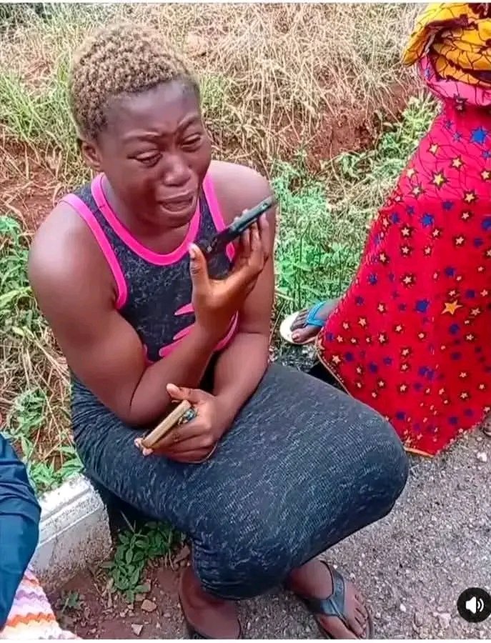 kepukepunews's tweet photo. Happened In Anambra State:
This woman’s husband was rushing to save their child who is convulsing, but was arrested during an environmental sanitation exercise last week Saturday being 4th of July . Even after explaining about the emergency, he was still detained, and the child d!es.

According to the wife, he was was taken to the Anambra East Local Government security cell. Even after the child’s death, he was reportedly still not released yet, despite the wife’s request to see him cos the baby was still breathing then. we need to ask some hard questions:

Why not seize the motorcycle if necessary and allow the father to go save his child? Why should enforcing environmental laws come before saving a human life? Shouldn’t there be room for compassion during genuine emergencies?

Government agencies and security personnel should be trained to balance law enforcement with humanity. Protecting lives must always come first.

Look at how they put this woman in distress, imagine losing your baby because of untrained securities.

©️ Amaka Uguru