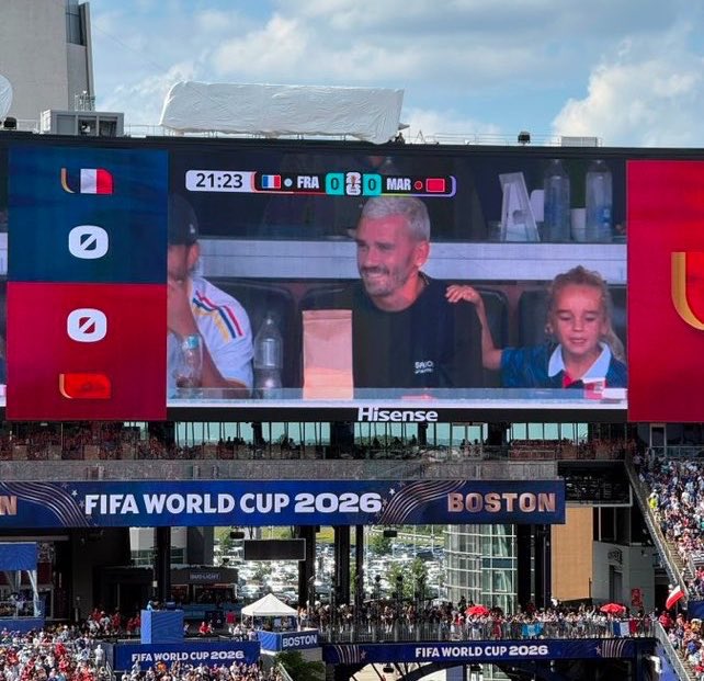 atletiuniverse's tweet photo. 🇫🇷❤️ Antoine Griezmann watching France-Morocco from the stands. https://t.co/hrlIl0ZxB1